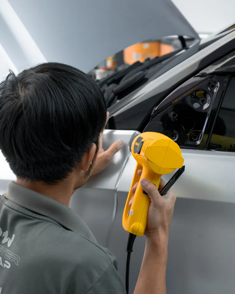 Carfeidian tech wrapping a car in satin silver film
